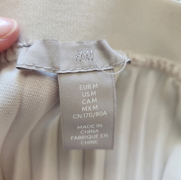 H&M midi length Pleated Skirt size Medium, soft beige - Picture 2 of 4